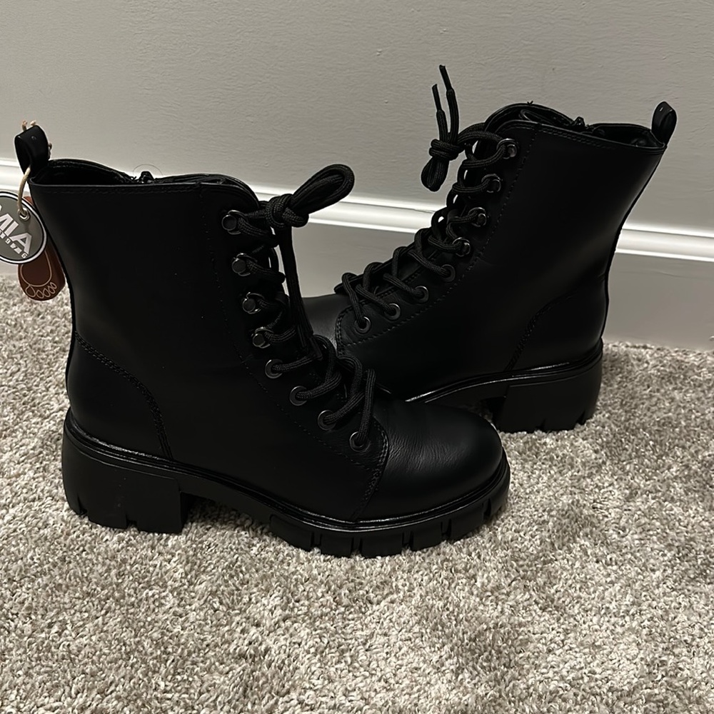 Combat boots